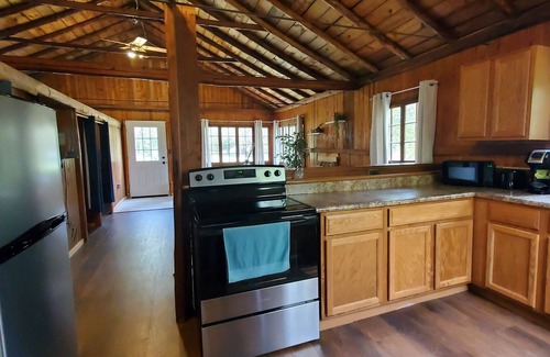 Applegate Cabaña | Rustic + Luxurious 3 BR Cottage with Hot Tub and Sauna