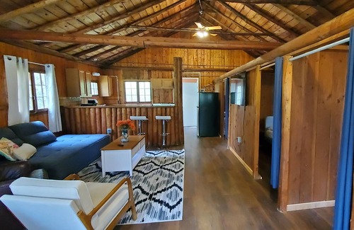 Applegate Cabaña | Rustic + Luxurious 3 BR Cottage with Hot Tub and Sauna