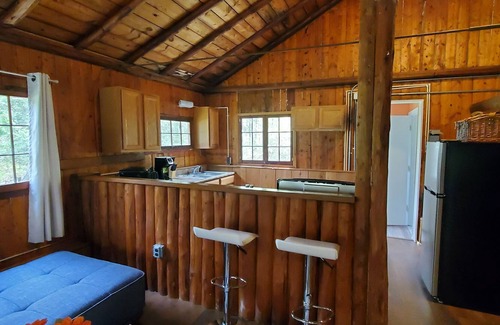 Applegate Cabaña | Rustic + Luxurious 3 BR Cottage with Hot Tub and Sauna