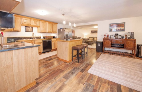 Huffman - O' Malley Apartamento | Rustic Luxury with hot tub and spa room! Large 4 bedroom 2 bath, Sleeps 12!