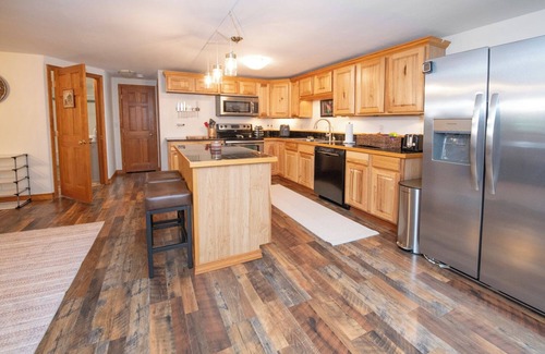 Huffman - O' Malley Apartamento | Rustic Luxury with hot tub and spa room! Large 4 bedroom 2 bath, Sleeps 12!
