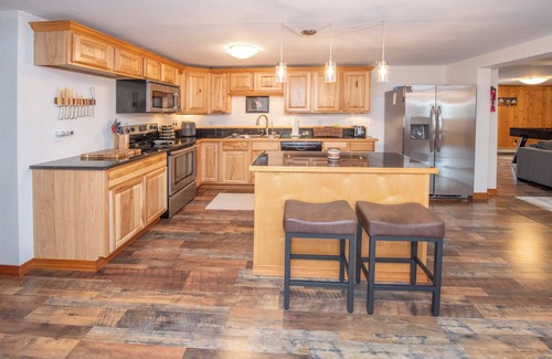 Huffman - O' Malley Apartamento | Rustic Luxury with hot tub and spa room! Large 4 bedroom 2 bath, Sleeps 12!