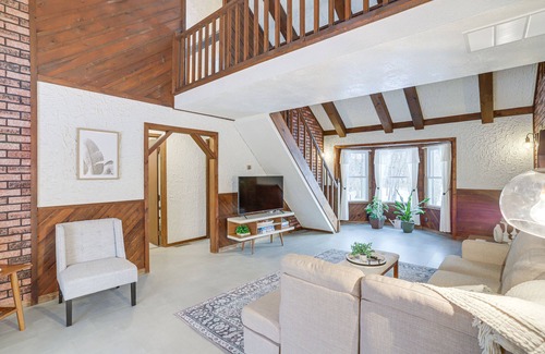 Middlebury Casa | Rustic Middlebury Retreat w/ Yard & Fire Pit!