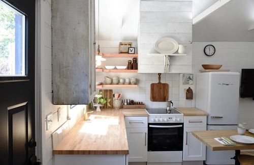 Troy Casa | Rustic Modern Cottage Retreat in the Heart of Troy
