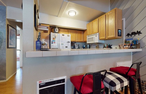 Majestic Pines Condominio | Rustic Mountain Cabin, Outdoor Pool & Hot Tub On-site. Golf Course Nearby!