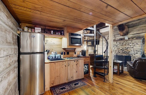 Hendersonville Cabina | Rustic Mountain Cabin with private gas grill and outdoor living space