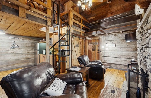 Hendersonville Cabina | Rustic Mountain Cabin with private gas grill and outdoor living space