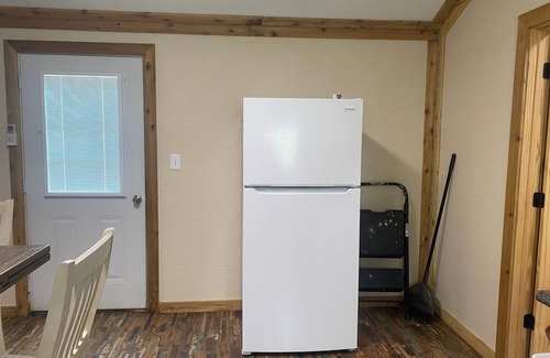 Anacoco Cabina | Rustic one bedroom cabin on South Toledo Bend. Pets welcome.