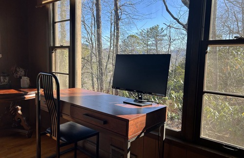 Black Mountain Cabina | Rustic & Peaceful Cabin with Beautiful Views