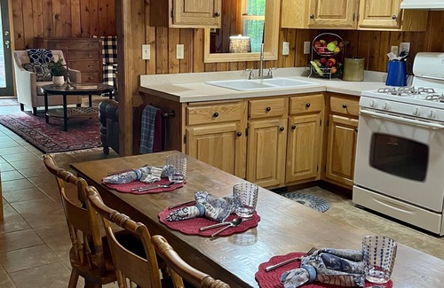 Harrison Cabina | Rustic Pines - Woods, Water and Nature to Relax & Unwind.