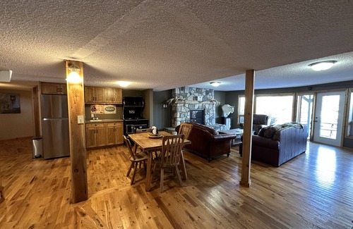 Division No. 3 Casa | Rustic Ranch House—LIVINGSTONE LODGE