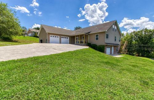 Sevierville Casa | Rustic River Lodge by HoneyBearCabins 7BR 6BA sleeps 21