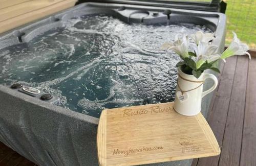 Sevierville Casa | Rustic River Lodge by HoneyBearCabins 7BR 6BA sleeps 21