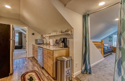 Sevierville Casa | Rustic River Lodge by HoneyBearCabins