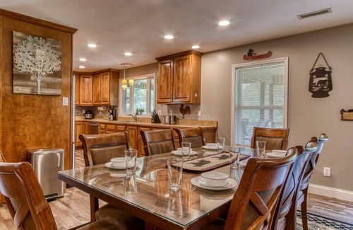 Sevierville Casa | Rustic River Lodge by HoneyBearCabins