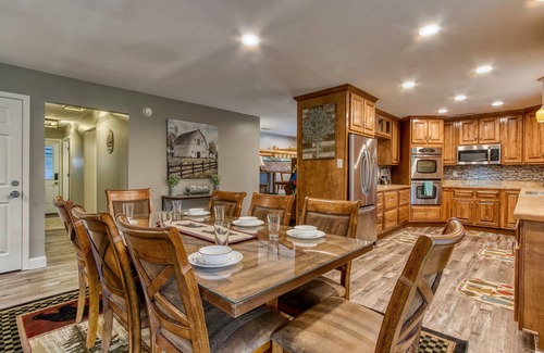 Sevierville Casa | Rustic River Lodge by HoneyBearCabins