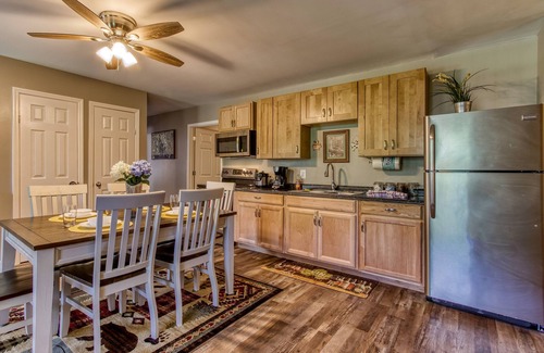 Sevierville Casa | Rustic River Lodge by HoneyBearCabins