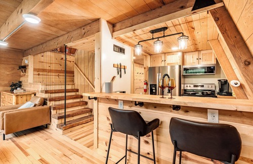 Caledonia Cabina | Rustic Riverside A-Frame Retreat: Secluded Charm.