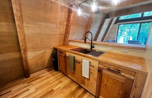 Caledonia Cabina | Rustic Riverside A-Frame Retreat: Secluded Charm.