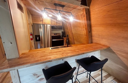 Caledonia Cabina | Rustic Riverside A-Frame Retreat: Secluded Charm.