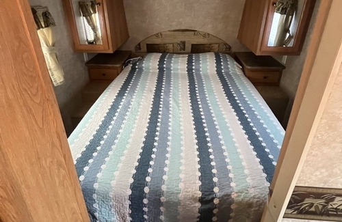 Cypress Lakes Estates Casa | Rustic Stay - Camper Experience