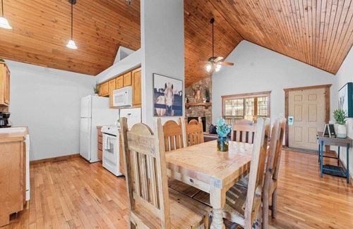 Branson West Cabina | Cabaña Stonebridge actualizada de Jen, cerca de Silver Dollar City