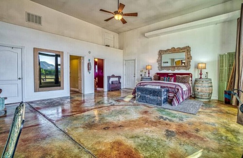 Upper Lake Otro | Rustic Villa Stay w/Stunning View & Farm Animals