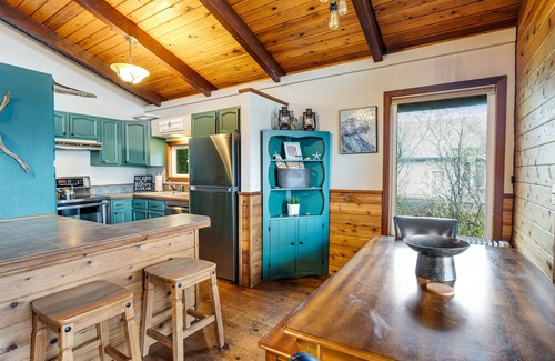 Rockaway Beach Cabina | ¡Lodge rústico en el bosque frente al mar con impresionantes vistas al lago desde el patio!