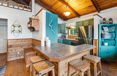 Rockaway Beach Cabina | ¡Lodge rústico en el bosque frente al mar con impresionantes vistas al lago desde el patio!