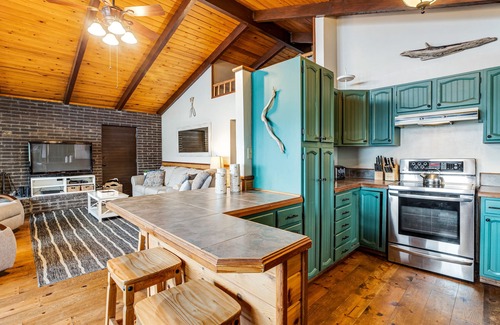 Rockaway Beach Cabina | ¡Lodge rústico en el bosque frente al mar con impresionantes vistas al lago desde el patio!