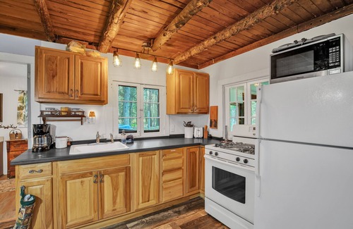 Hazelhurst Cabina | Rustic Willow Retreat - Outdoor Adventures by RedAwning