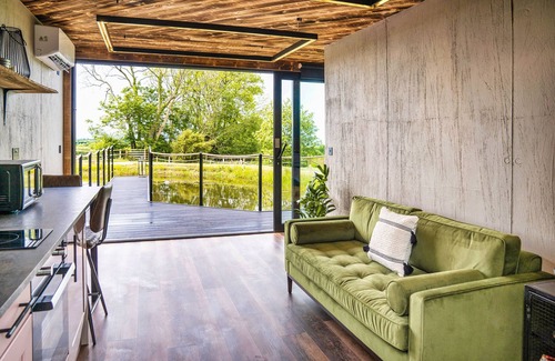 Llanarth Cabaña | RUSTY BOATHOUSE, romantic, character holiday cottage in Llanarth