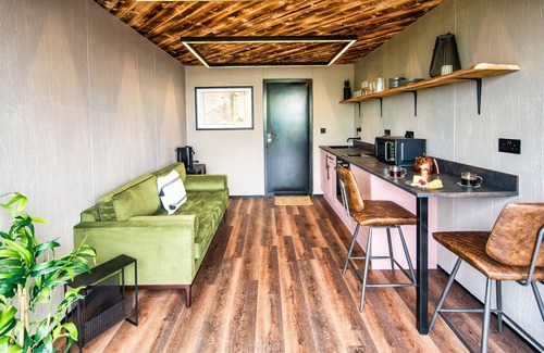 Llanarth Cabaña | RUSTY BOATHOUSE, romantic, character holiday cottage in Llanarth