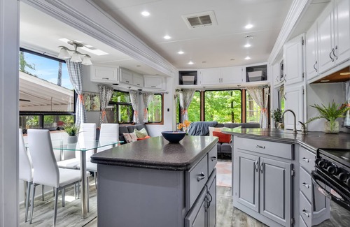 Tucker Casa | "Tow-tally peachy" Atlanta-themed tiny house!