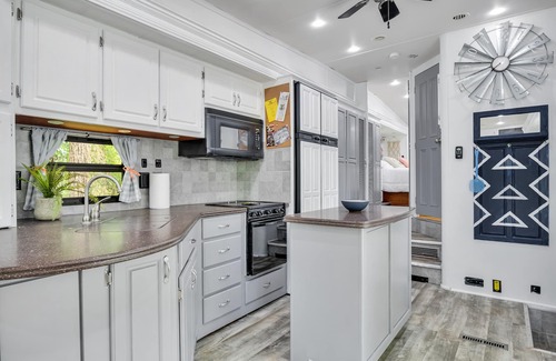 Tucker Casa | "Tow-tally peachy" Atlanta-themed tiny house!