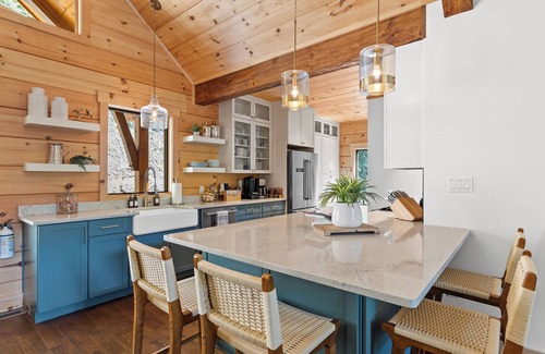 Cherry Log Cabina | Sacred Creek Retreat - On-site Fishing & Hiking | Creekside Firepit | Sauna | Hot Tub | Arcade | Theater Room