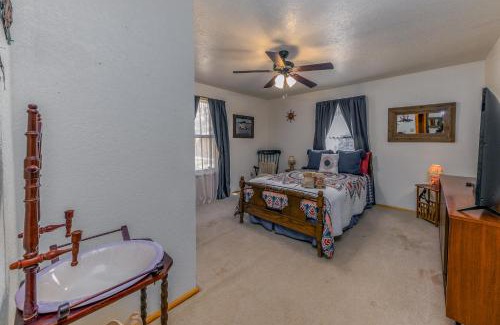 Ruidoso Casa | Saddles 'N' Spurs 4br 3bath with a Hot Tub