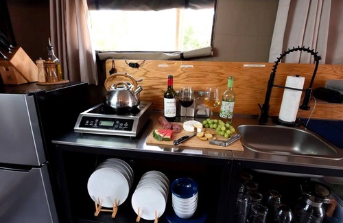 Kempner Alquiler De RV | Safari Style Glamping Experience in the Heart of Texas Hill Country, Perfect for Animal Lovers