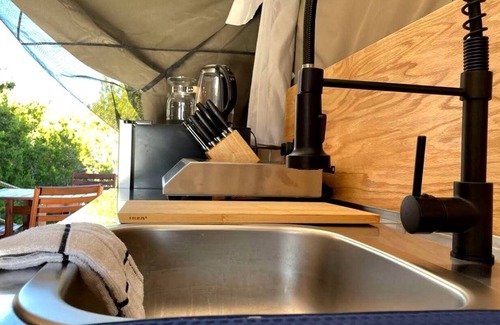 Kempner Alquiler De RV | Safari Style Glamping Experience in the Heart of Texas Hill Country, Perfect for Animal Lovers