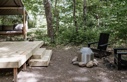 North Woodstock Alquiler De RV | Safari Tent Site 12 | 1 King Bed | Woods View