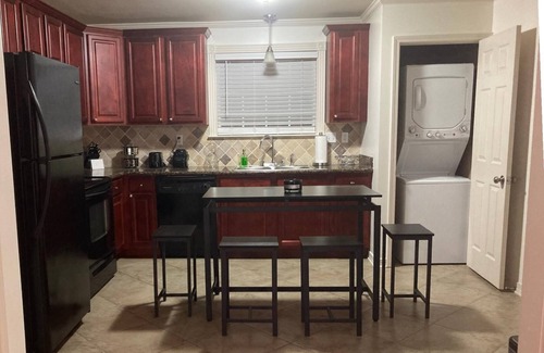 Metairie Condominio | SAFE & CENTRALLY LOCATED 2Bed/1Ba 9 mins to Hospitals/French Quarter/Superdome