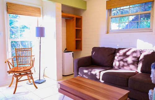 Portlock Cama Y Desayuno | Safe + Clean 1BD/ 1BA surrounded by organic garden