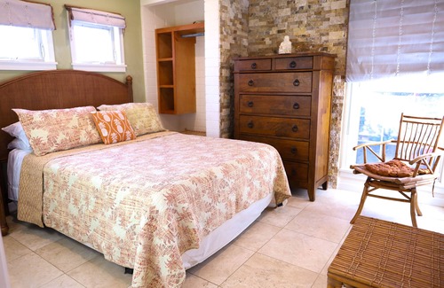 Portlock Cama Y Desayuno | Safe + Clean 1BD/ 1BA surrounded by organic garden