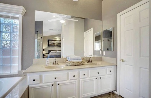 Canyon Gate Casa | Safe neighborhood private entrance Private bath RM