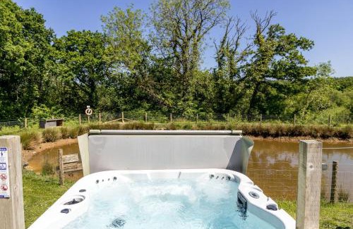 Lifton Casa | Saffron Lodge, 24 Roadford Lake Lodges