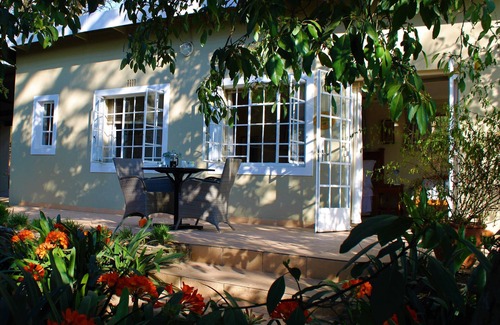 Muldersdrift Casa | Cabaña de Sagewood para 2 personas con maravillosa terraza privada en el jardín.