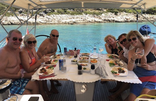 Kas Alquiler De Eote | Vacaciones en velero en un Beneteau Oceanis 48 a lo largo del mar Mediterráneo en Kas,
