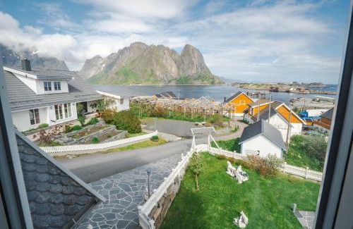 Hamnøya Casa | Sakrisøy Gjestegård - Manor House in Sakrisøy - Solbakken anno 1880