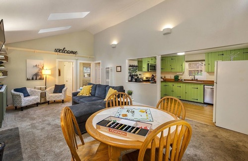 Guerneville Cabina | Salmon House is incredibly family-friendly! Hot tub! Games! Walk to River! Woof!