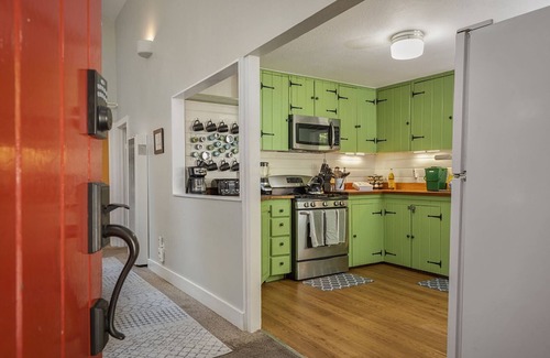 Guerneville Cabina | Salmon House is incredibly family-friendly! Hot tub! Games! Walk to River! Woof!